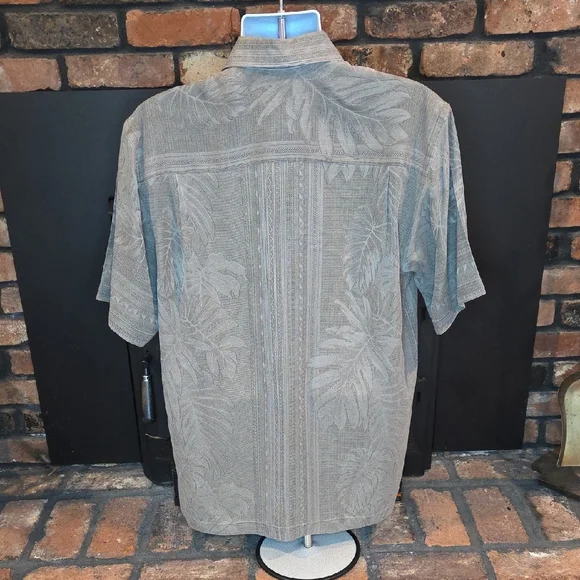 Tommy Bahama Leaf Patterned Grey Button Down Shirt, Medium - Picture 2 of 9